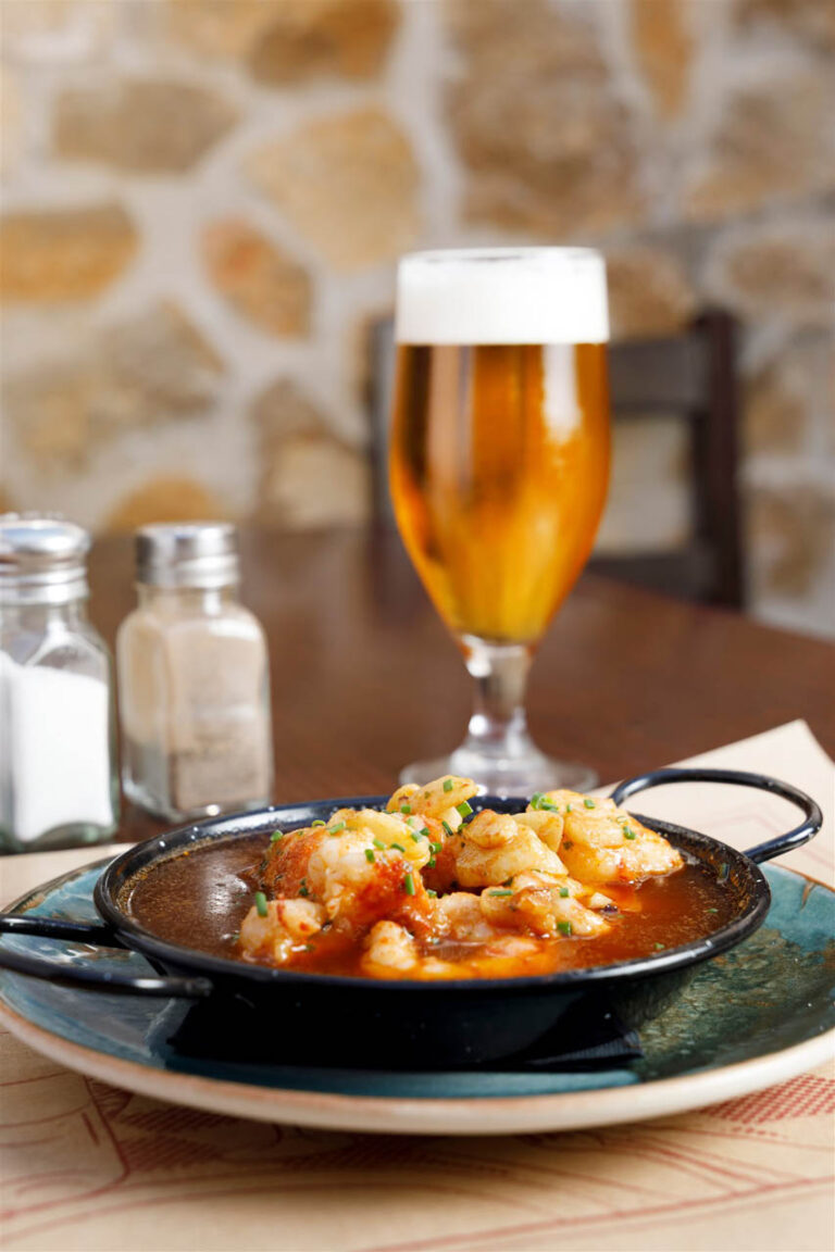 Gambas al ajillo, hechas en el restaurante, acompañado de una cerveza