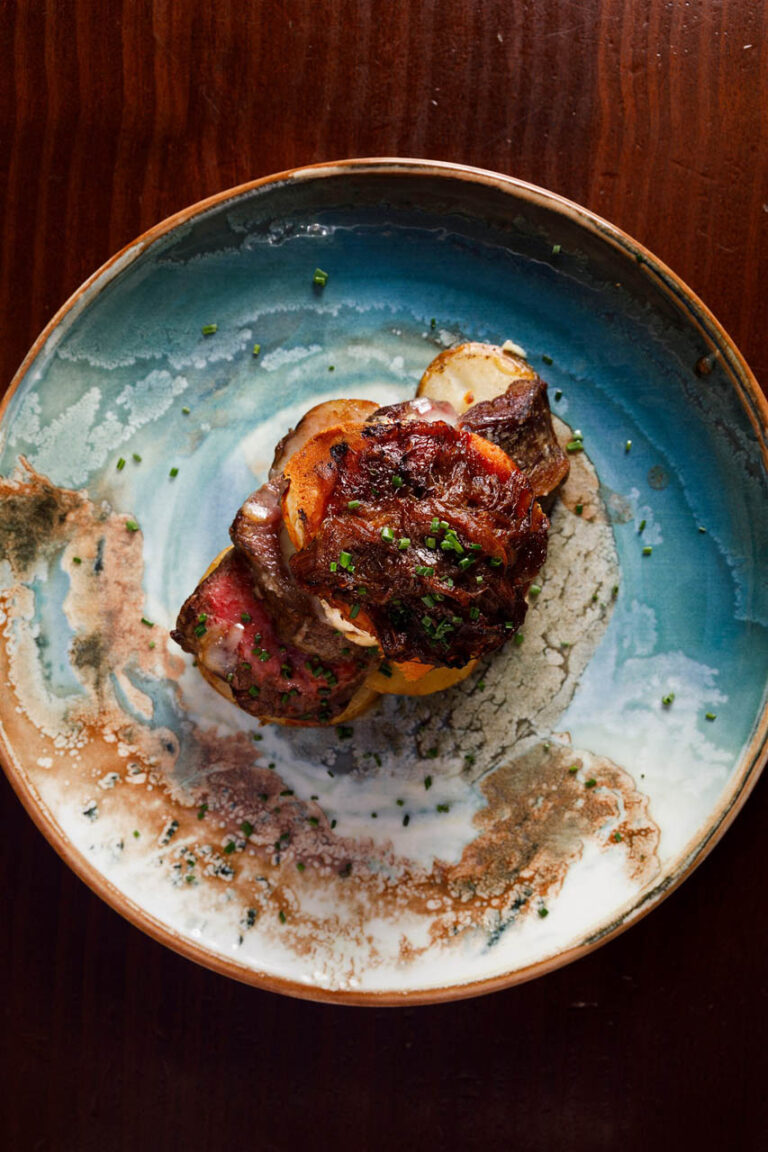 Carne muy hecha con patatas en el restaurante de Artá
