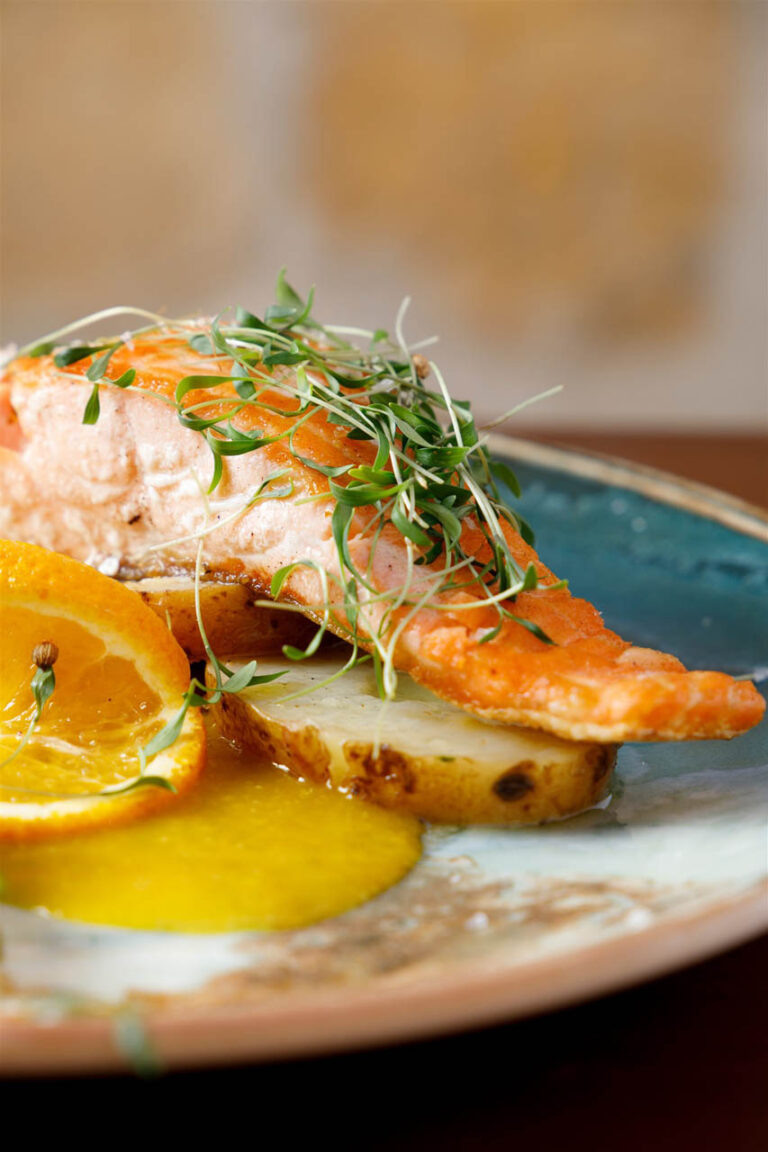 Salmon a la plancha con patatas y salsa de naranja