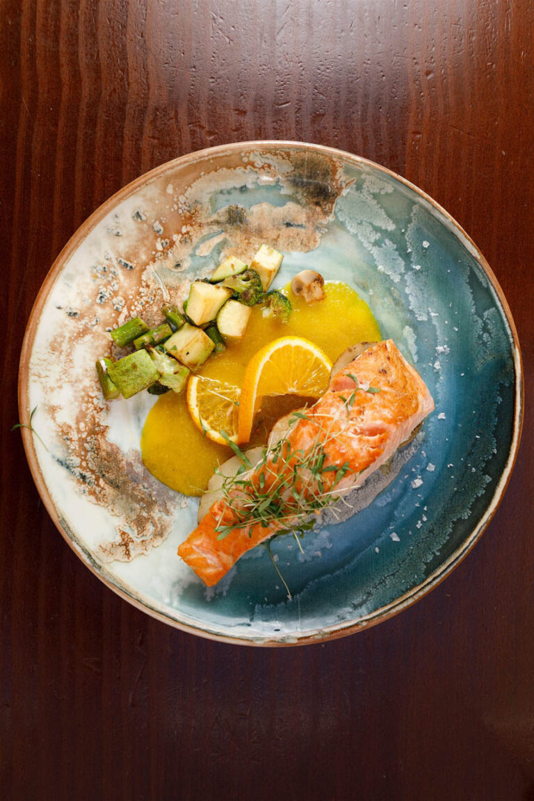 Salmon a la plancha con patatas y salsa de naranja y verudras