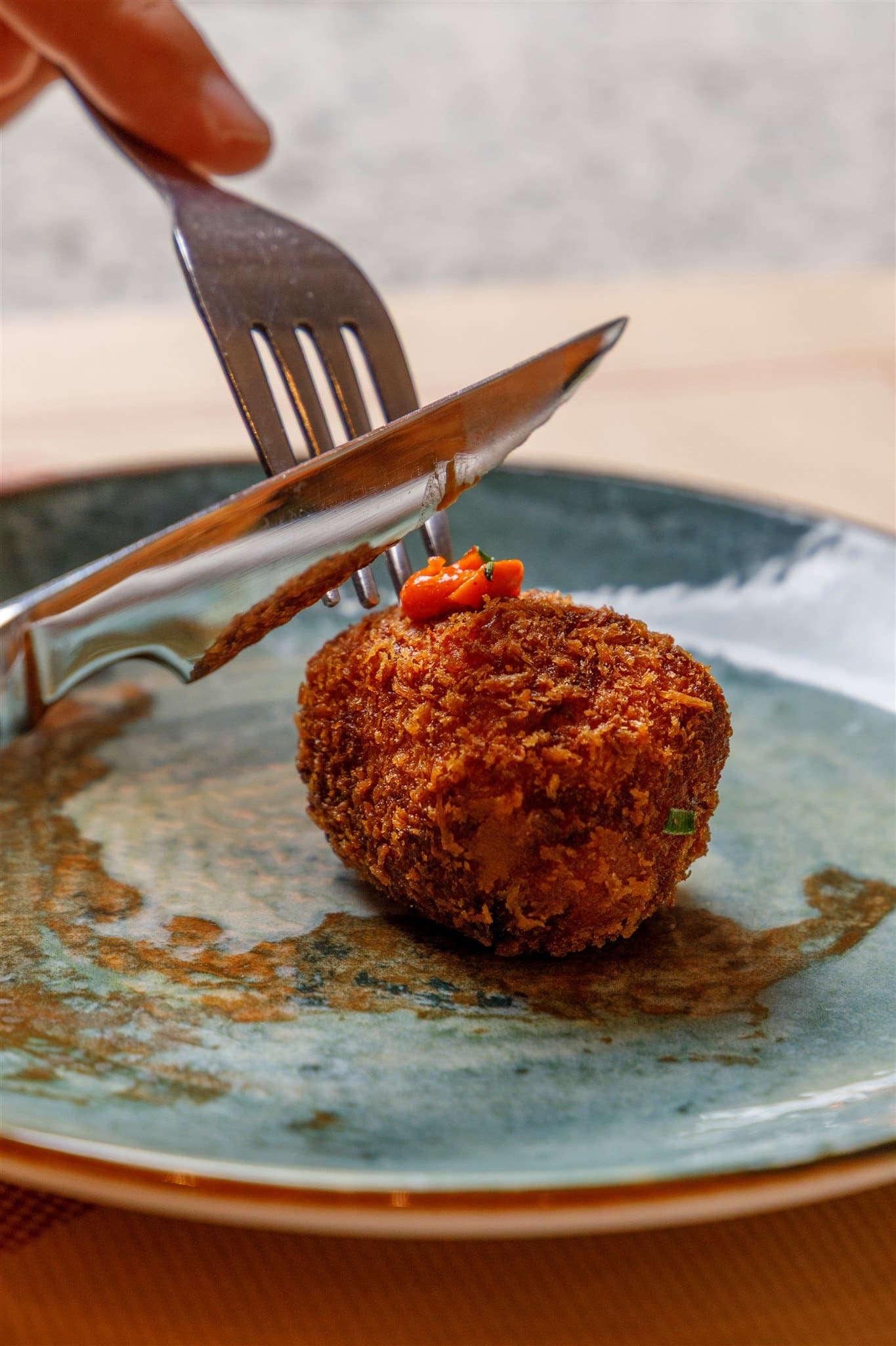 Probando una croqueta del restaurant de Ca´n Jaume