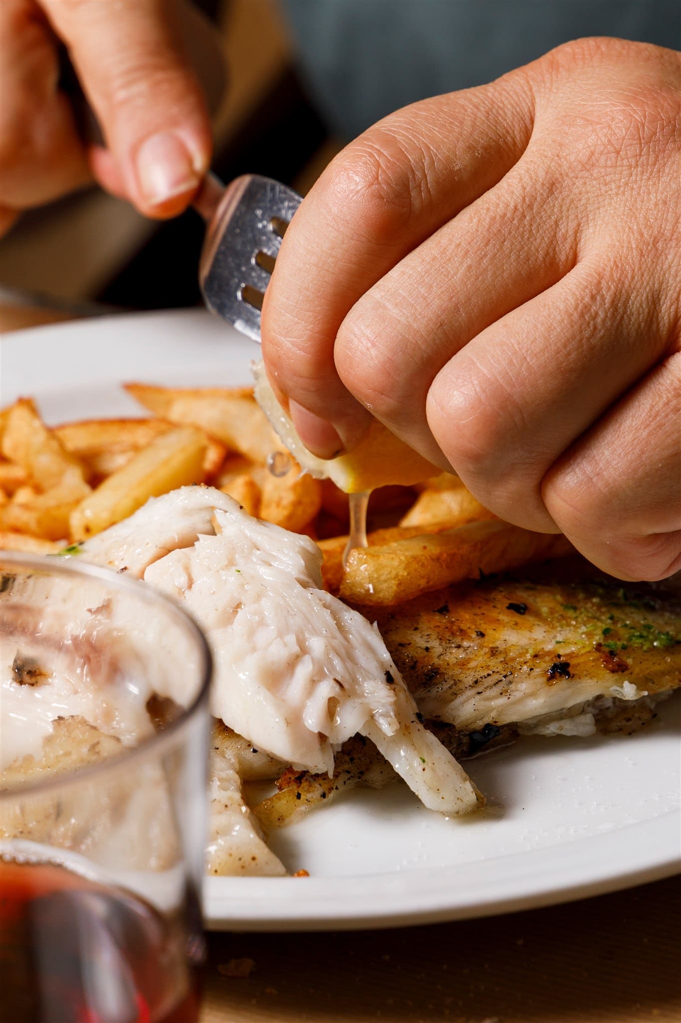 Probando el pescado con limon, con patatas fritas, en Ca´n Jaume
